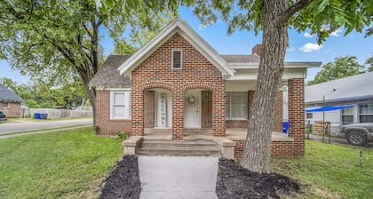 Charming, Historic Home Minutes from Magnolia