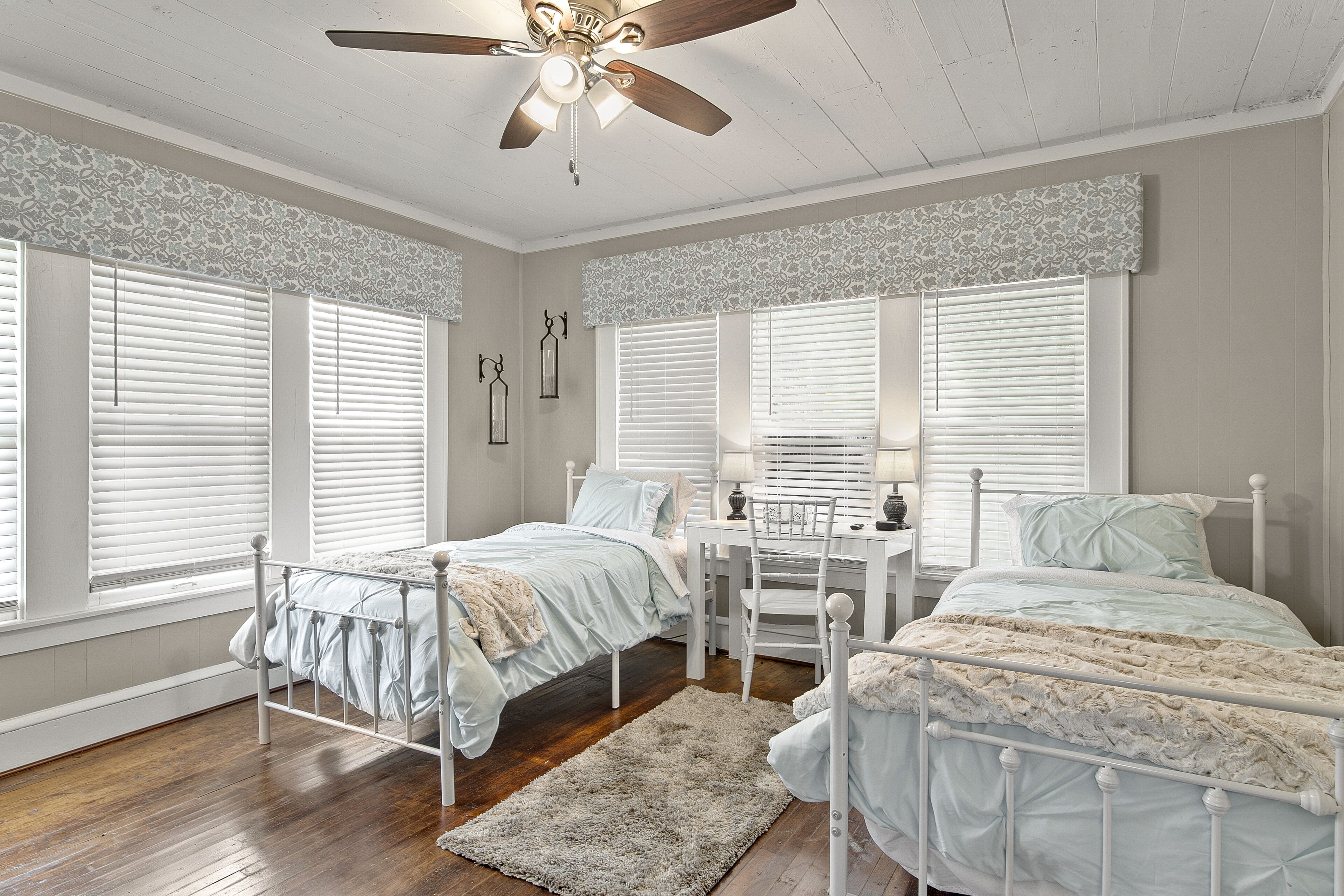 2 dormitoris, planxa i posts de planxar, wifi gratu ïta i roba de llit 