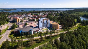 An aerial view of a town with buildings, roads, and a lake. - Hotelli Kuohu (Kangasala)