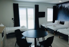 Quarto quádruplo | Escrivaninha, Wi-Fi de cortesia, roupa de cama