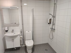 Shower, hair dryer, towels, soap - Hotelli Kuohu (Kangasala)
