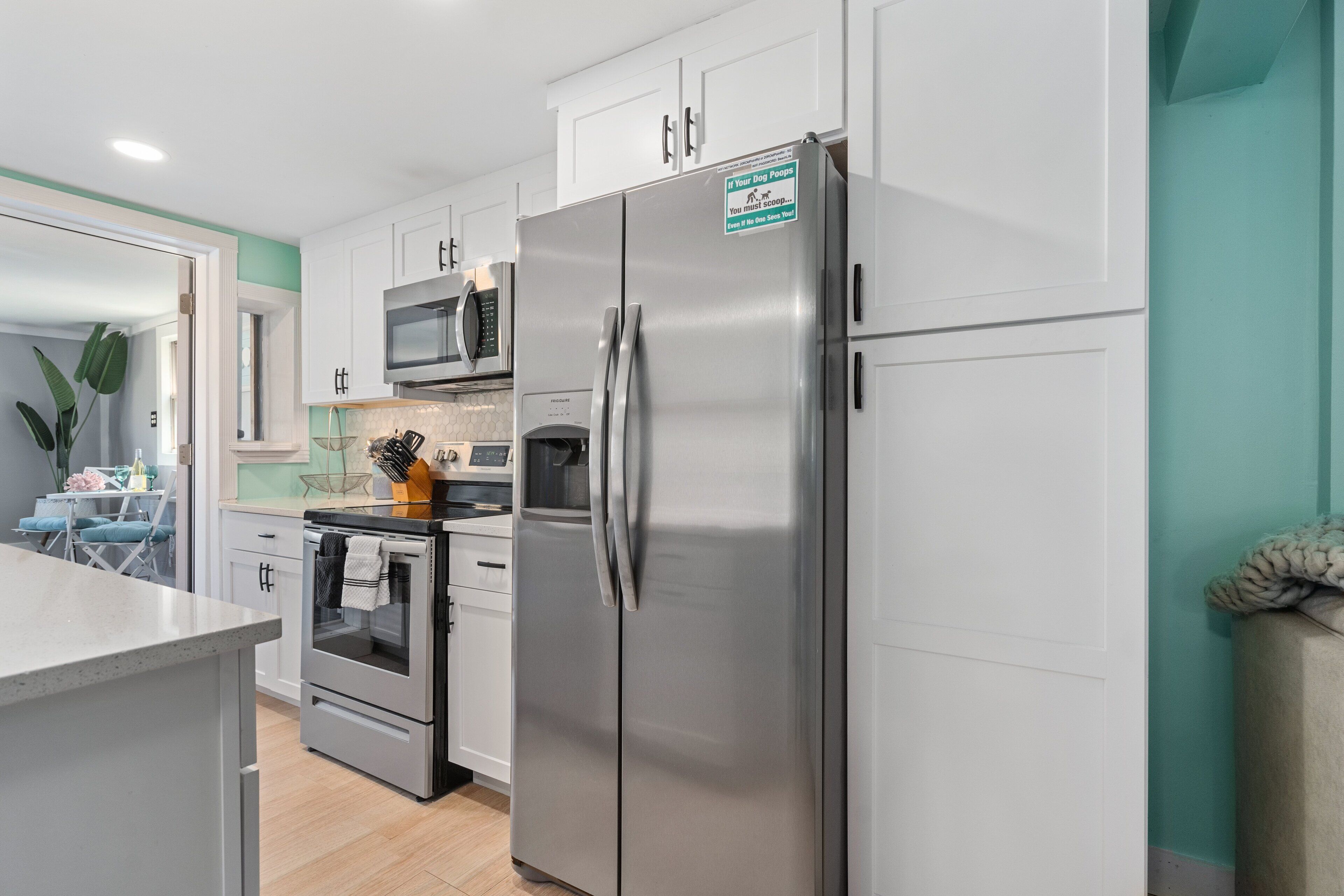 Jääkaappi, mikroaaltouuni, uuni, liesi