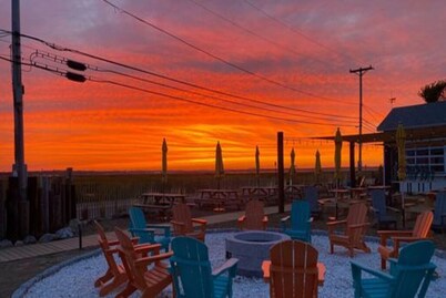 PET FRIENDLY-Walk to Beach-Fire Pit-40 Min to Salem, MA-WINTER RENTAL AVAILABLE