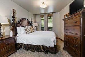 4 bedrooms, iron/ironing board, free WiFi, bed sheets - Abode at Alpine Penthouse, ski-in/ski-out, sauna, pool & gym (Park City)