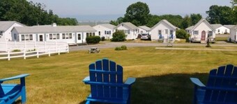 Resort cottage with water views in Maine