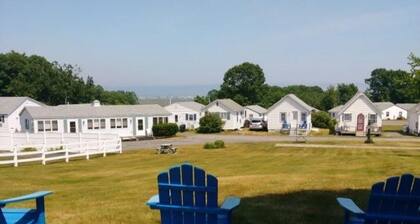 Resort cottage with water views in Maine