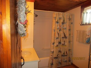 Ensemble douche/baignoire, sèche-cheveux, savon, papier toilette