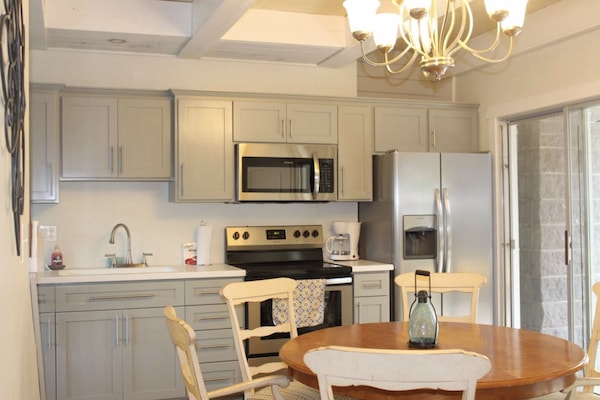 Køleskab, mikrobølgeovn, ovn, kogeplade