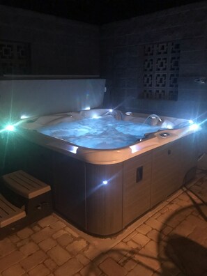 Outdoor spa tub - Waterfront Lake Home (Claytor Lake) near VT and RU (Hiwassee)