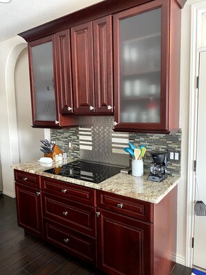 Kühlschrank, Mikrowelle, Ofen, Herdplatte