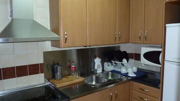 Mikrobølgeovn, kaffe-/temaskine, køkkentøj/tallerkener/redskaber