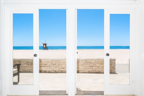 Modern Oceanfront Home with Two Living Rooms and Plenty of Space