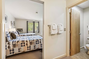 Combined shower/tub, hair dryer, towels