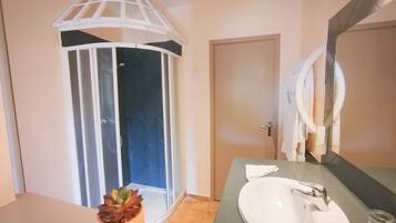 Standard Double Room, Private Bathroom (Conde De La Maza) | Bathroom