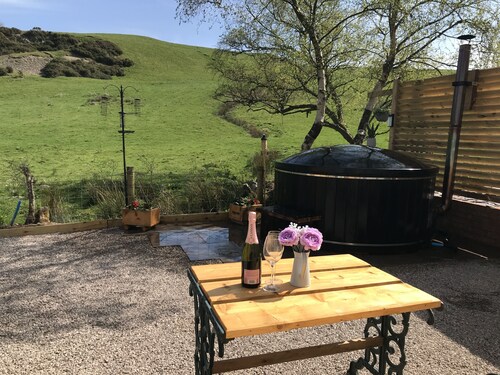 Countryside Home with jacuzzi hot tub, open plan living and wood burner.