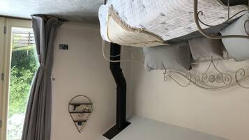 1 dormitori, planxa i posts de planxar, wifi i roba de llit