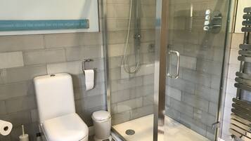Baignoire, sèche-cheveux, serviettes fournies