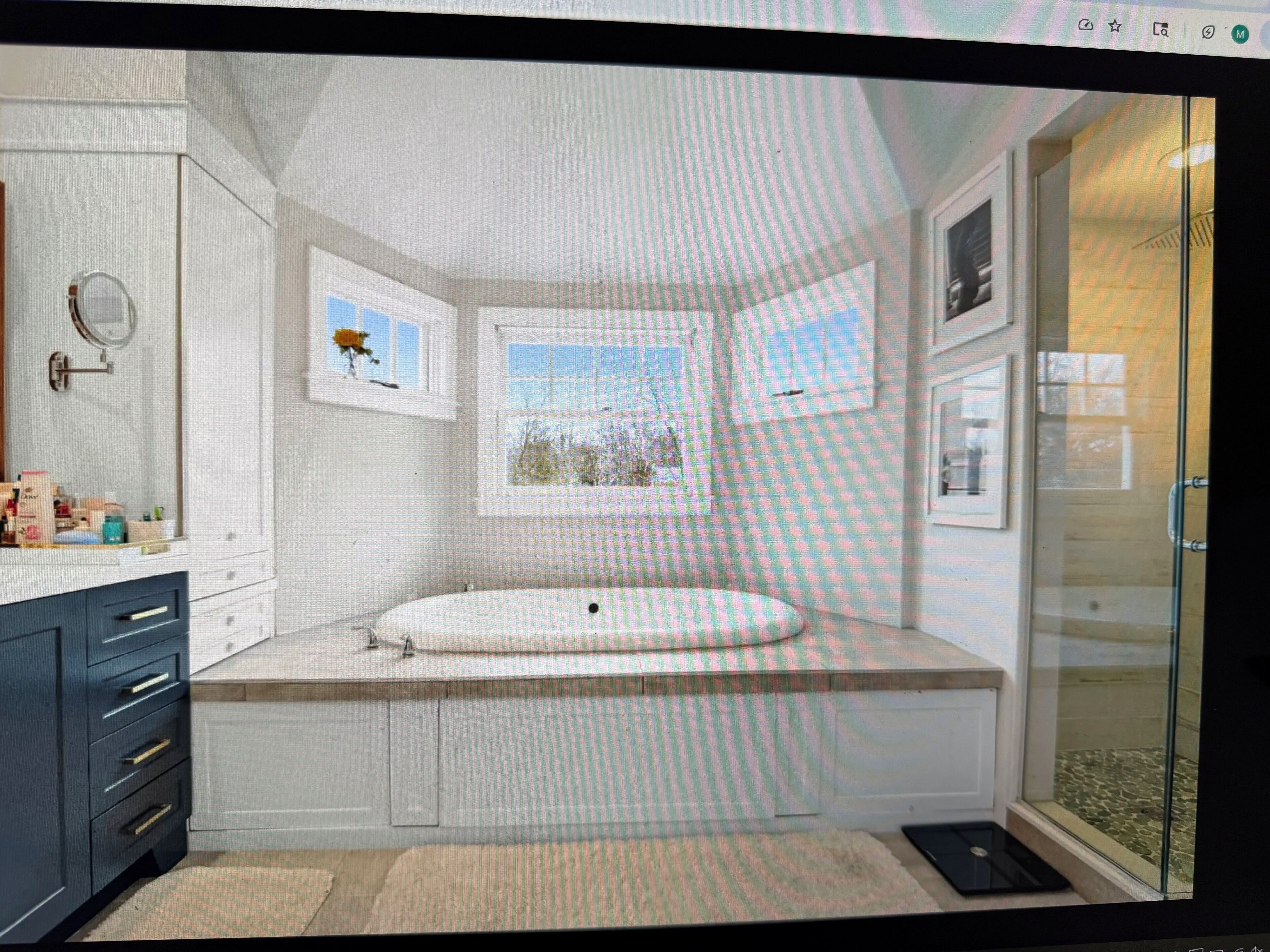 Combined shower/bathtub, jetted bath, towels, soap