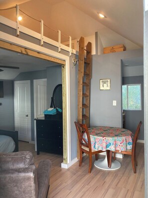 1 bedroom, free WiFi, bed sheets - The GREEN Tiny House (Houston)