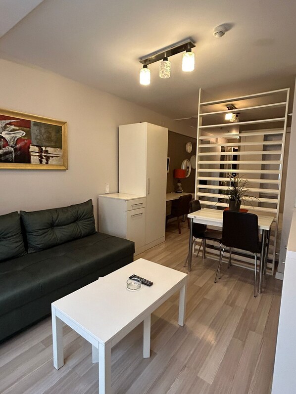 Chambre double | Aire de séjour | Téléviseur de 40 po avec télévision par satellite