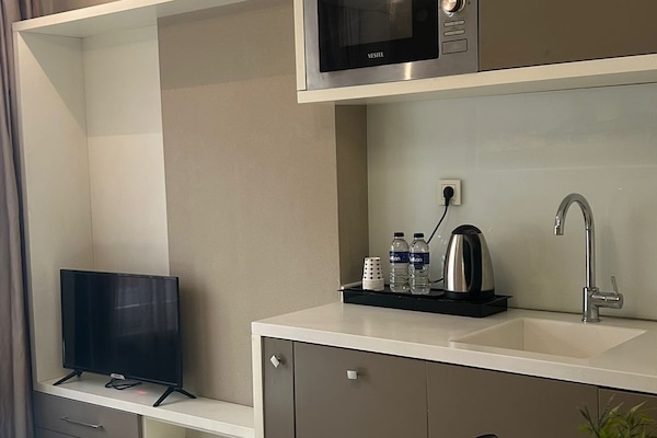 Standard Twin Room | Private kitchen | Full-size fridge, microwave, stovetop, dishwasher