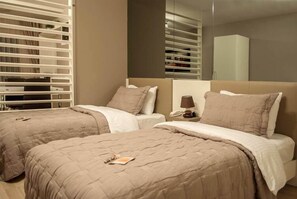 埃及棉床單、高級寢具、客房內保險箱、書桌