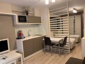 Chambre Standard avec lits jumeaux | Cuisine privée | Réfrigérateur grande capacité avec congélateur, four à micro-ondes