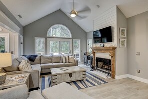 テレビ、DVD プレーヤー