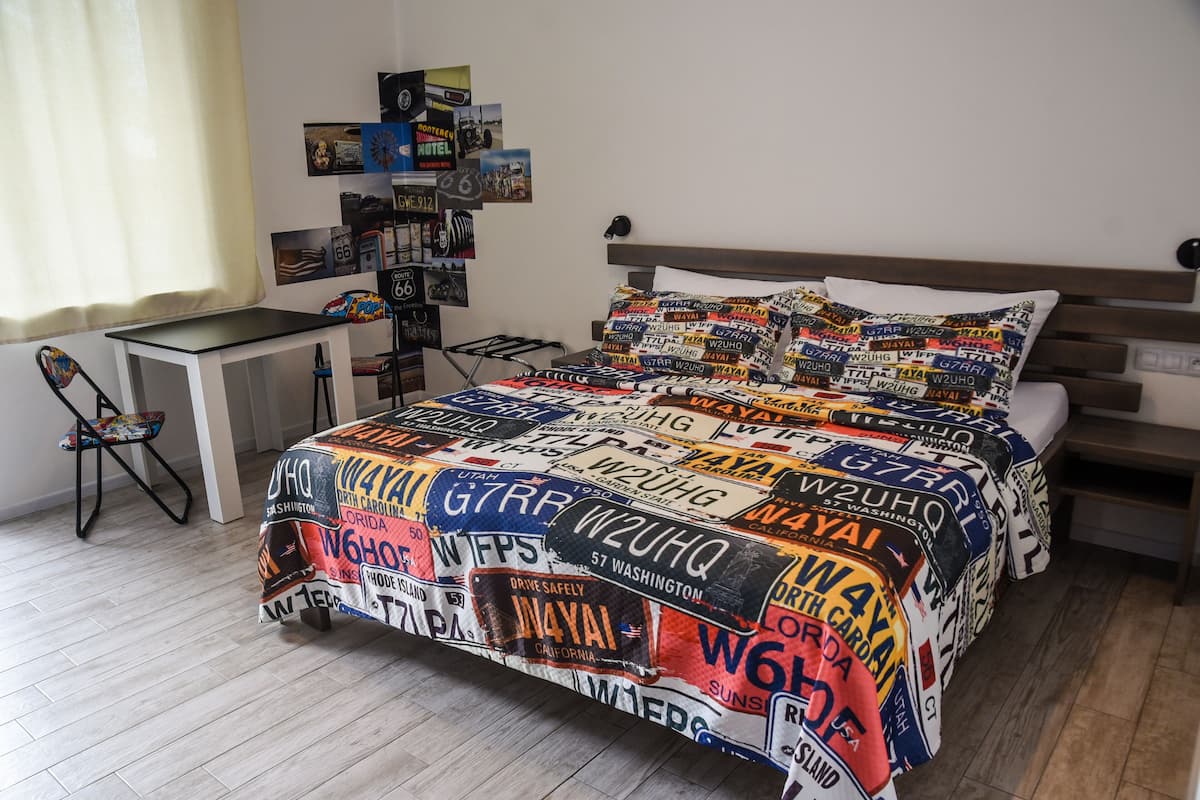 2 habitaciones, minibar, decoración personalizada y muebles diferentes