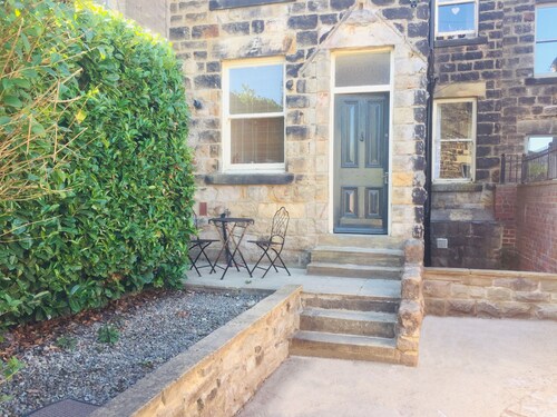 Harlow View, Harrogate - 2 bedroom apt. Dog Friendly. Free Parking.