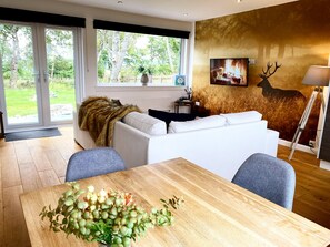Romantic Bungalow | Living area | Smart TV, Netflix, streaming services - Druid House Lodge (Inverness)