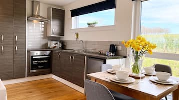 Romantic Bungalow | Private kitchen | Fridge, microwave, oven, stovetop