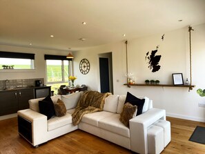 Bungalow romántico | Zona de estar | Una Smart TV, Netflix, servicios de streaming