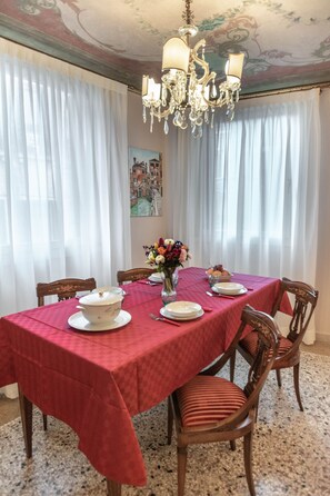 Dining - Ca'Nicola Luxury apartment with canal view (Venezia)