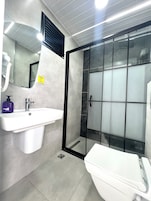 Deluxe Double Room | Bathroom | Shower, hydromassage showerhead, free toiletries, hair dryer