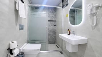 Shower, hydromassage showerhead, free toiletries, hair dryer