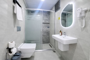 Shower, hydromassage showerhead, free toiletries, hair dryer