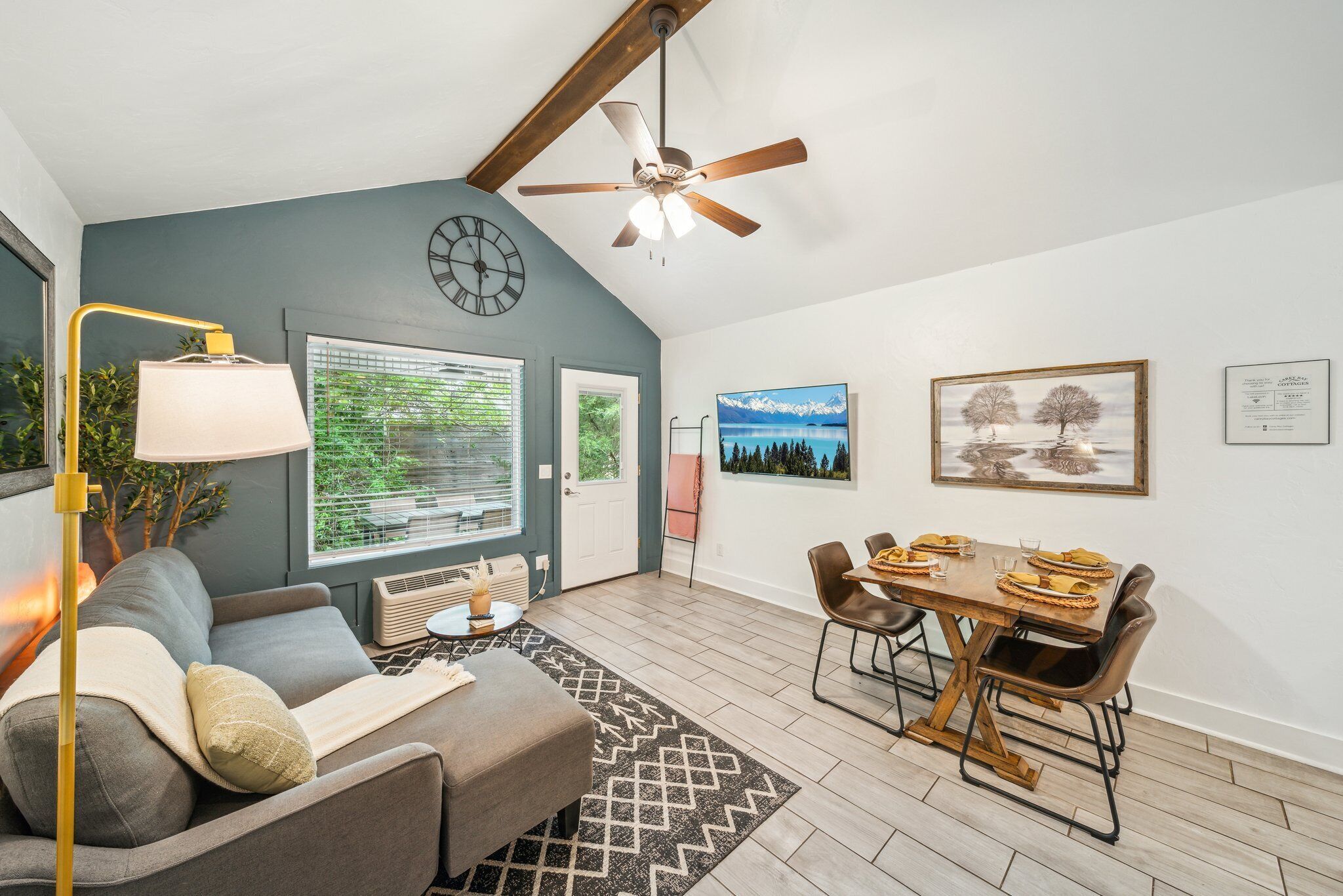 Smart TV, mesa de ping pong, libros