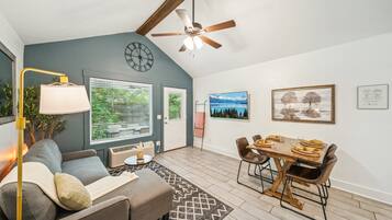 Smart TV, mesa de ping pong, libros