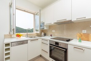 Mikrowelle, Ofen, Herdplatte, Geschirrspüler