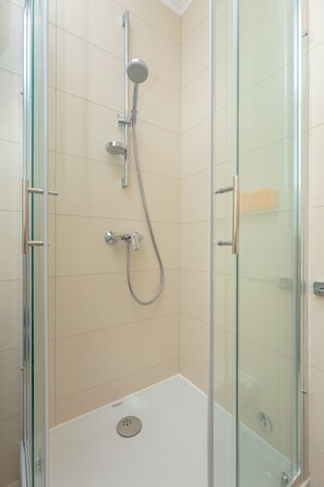 Badekar, hårtørrer, håndklæder, Sæbe