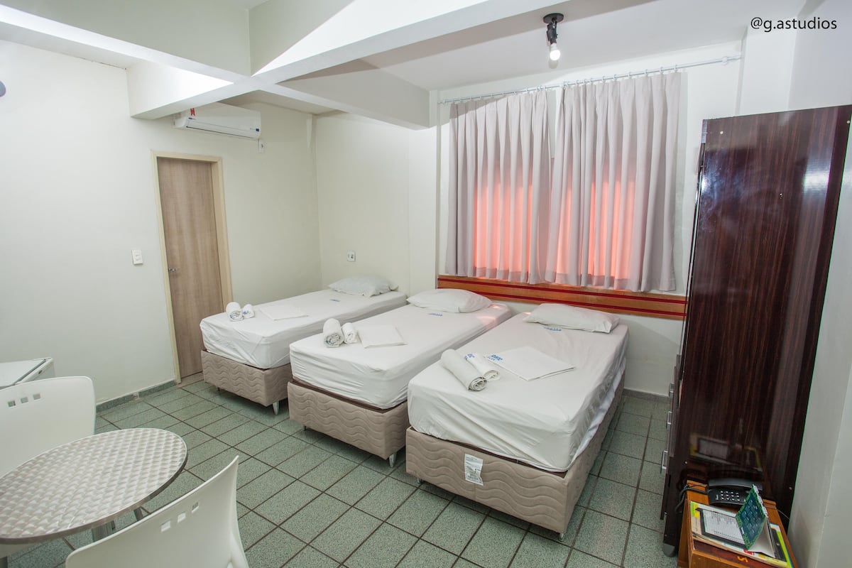 Minibar, masa, çarşaf takımı