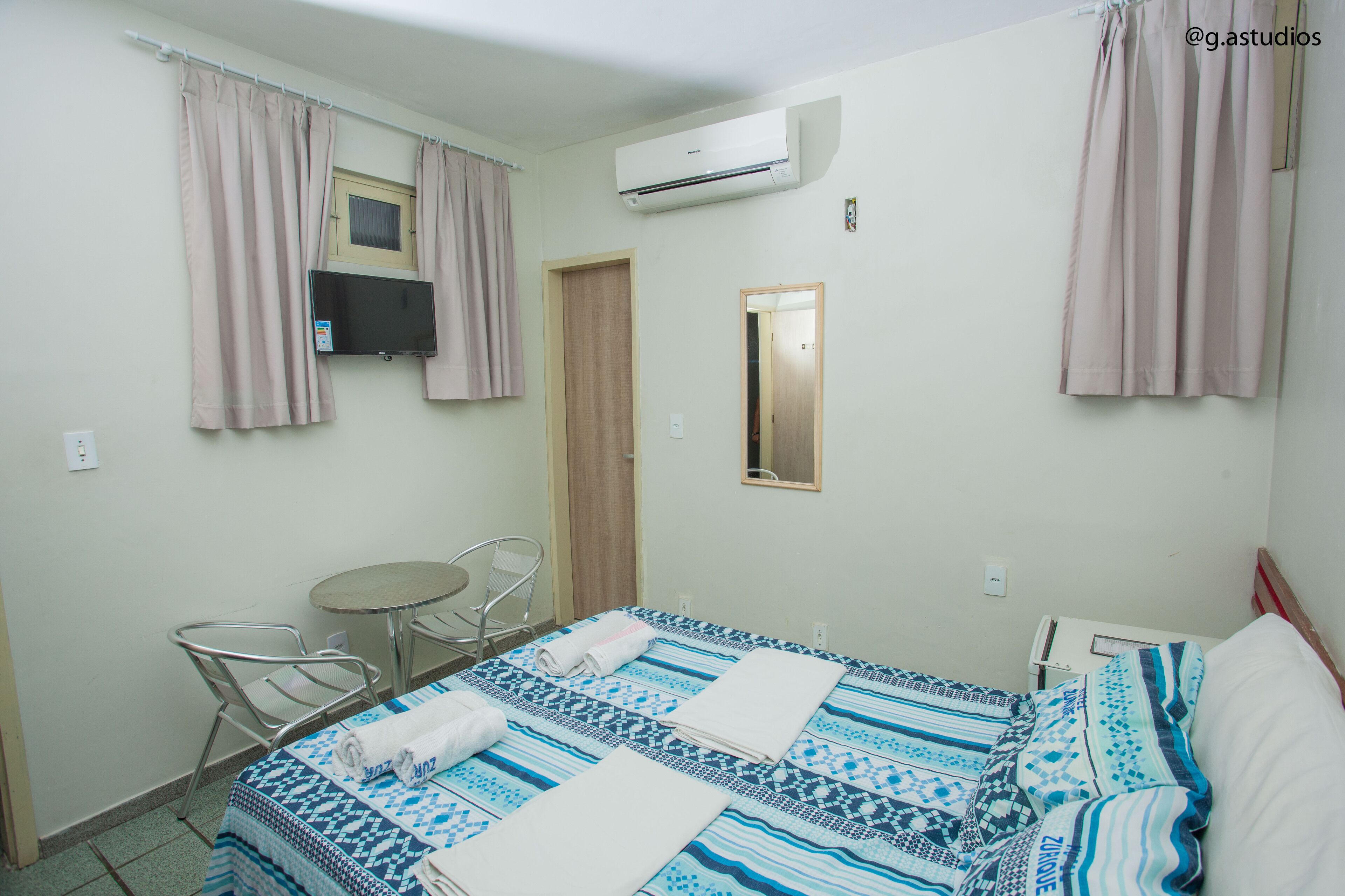 Quarto casal standard | Frigobar, escrivaninha, roupa de cama