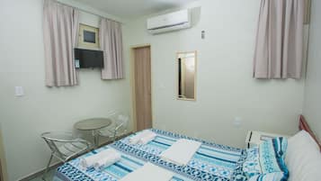 Quarto casal standard | Frigobar, escrivaninha, roupa de cama