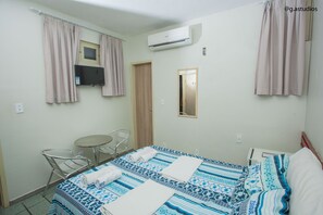 Minibar, bureau, draps fournis