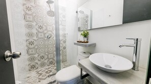 Superior Room | Bathroom | Hair dryer, towels, soap, shampoo - Moet Medellin Hotel (Medellín)