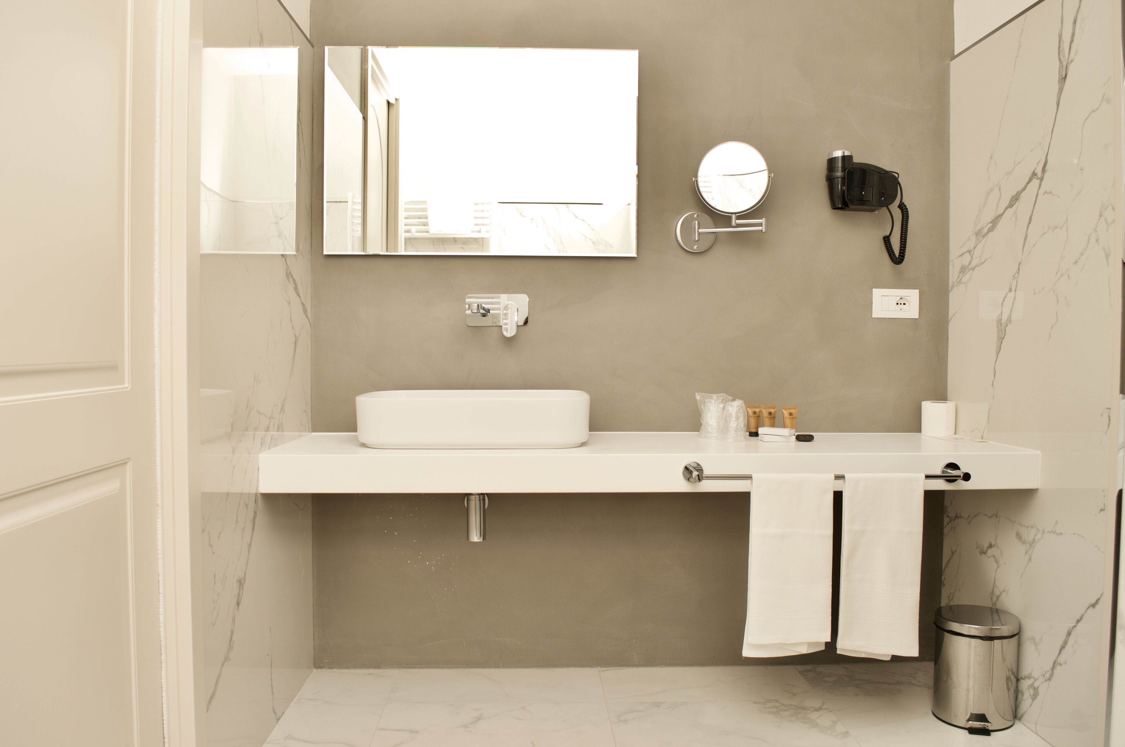 suite deluxe isola maggiore | bathroom sink