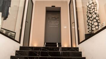 Een hotelentree met een bordje voor HBC Hotel Boutique Castiglione.