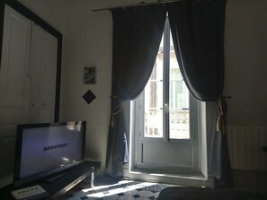 2 chambres, coffres-forts dans les chambres, lit parapluie