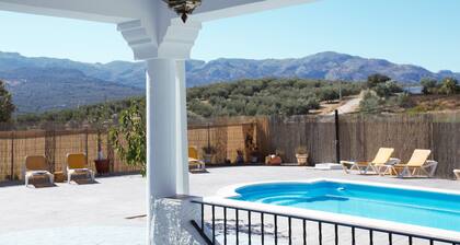 Villa with private pool, Mountain views and easy access to visit Andalucia